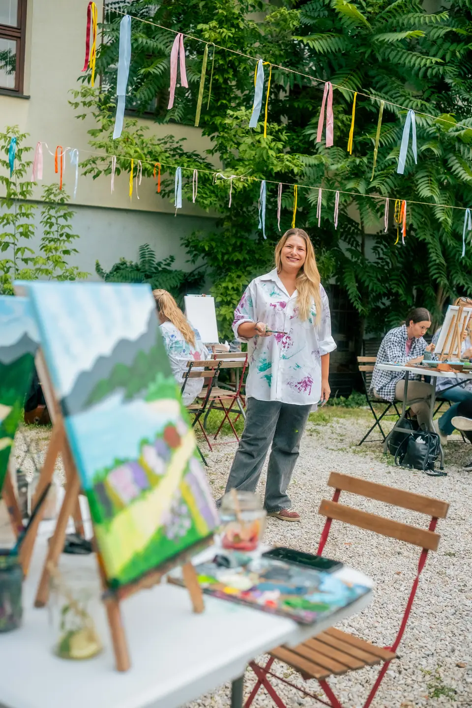 Bianca vedie workshop na nádvorí pod stuhami