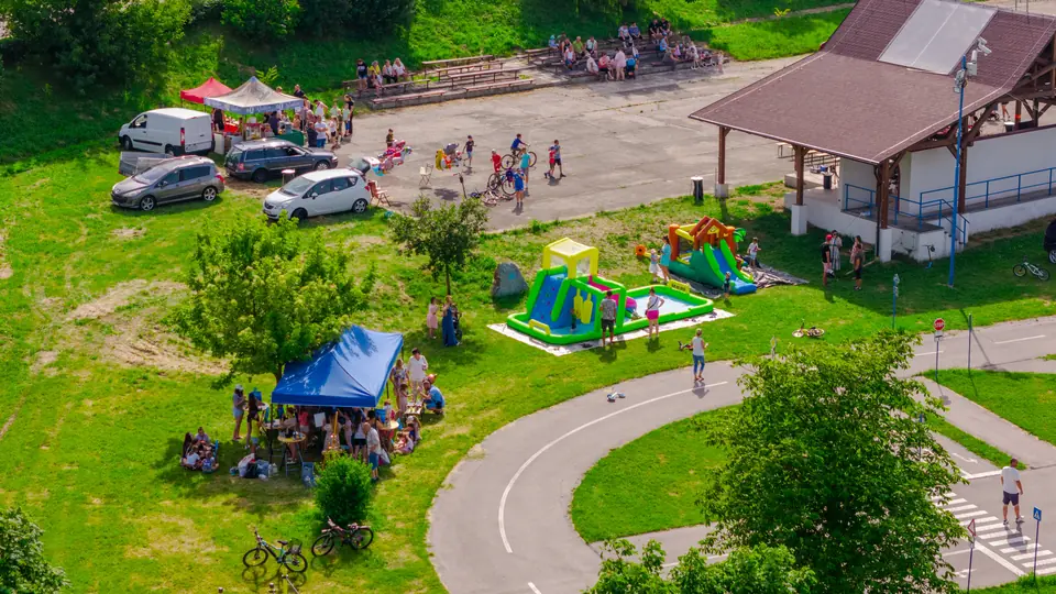 Letecký pohľad na park v Žiranoch, v strede modrý stan s ľuďmi pri štafelajoch